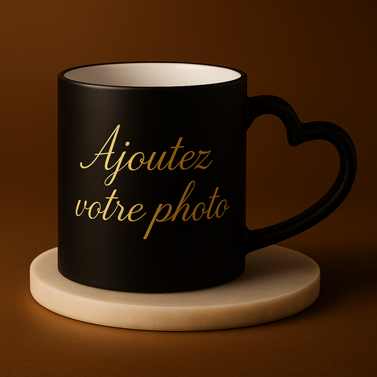 Mug magique noir avec anse cœur – Personnalisation & émotion subtile